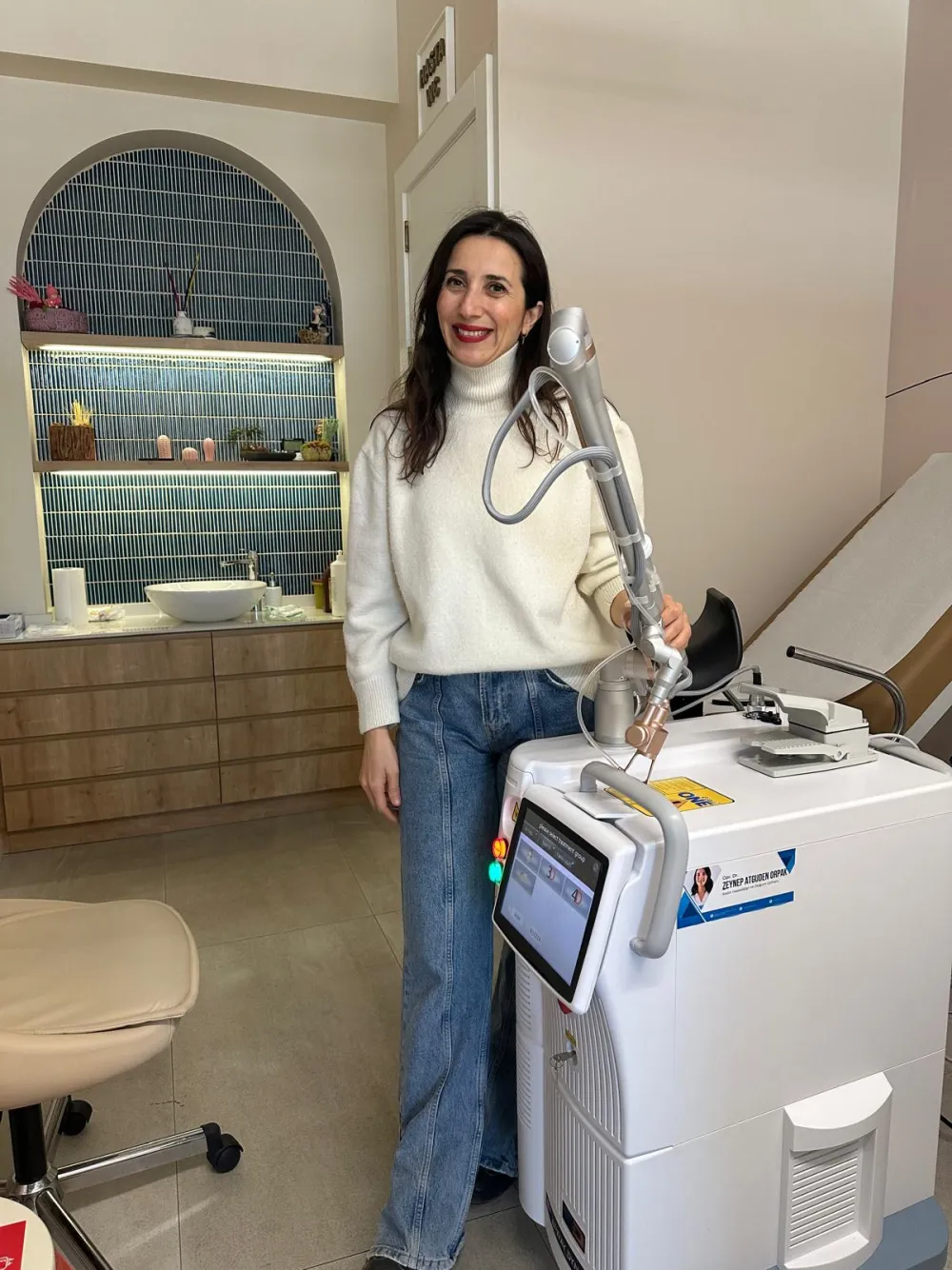 Zeynep ORPAK — genital lazer cihazı başında